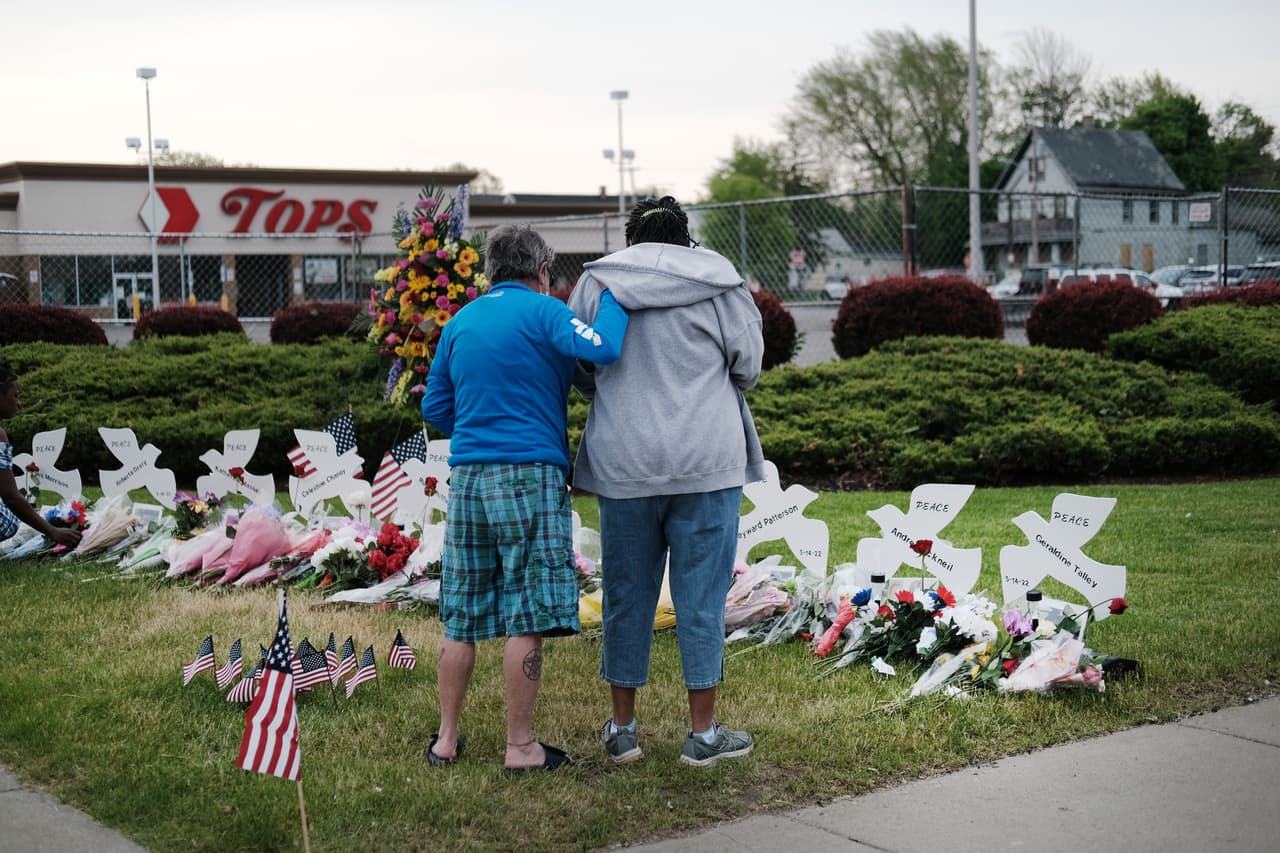<h2 class="cms-H2-H2">3. Tiroteo en un supermercado de Buffalo (Buffalo, Nueva York)</h2>
<br>
<br>➡️
<b> Fecha:</b> 14 de mayo de 2022.
<br>
<br>➡️
<b> Número de víctimas mortales: </b>10.
<br>
<br>➡️ 
<b>¿Qué fue lo que ocurrió? </b>Payton S. Gendron, de 18 años, 
<a href="https://www.univision.com/noticias/tiroteos/tiroteo-en-supermercado-de-buffalo">cometió un ataque por motivos raciales</a>, de acuerdo con las autoridades. Gendron transmitió en redes sociales la masacre y fue detenido por la policía. 
<br>
<br>➡️ 
<b>¿Quiénes eran las víctimas? </b>Roberta A. Drury, de 32 años, Margus D. Morrison, de 52, Andre Mackniel, de 53, Aaron Salter, de 55, Geraldine Talley, de 62, Celestine Chaney, de 65, Heyward Patterson, de 67, Katherine Massey, de 72, Pearl Young, de 77, y Ruth Whitfield, de 86 años.
<br>
<br>➡️
<b> Arma utilizada: </b>Rifle semiautomático.
<br>