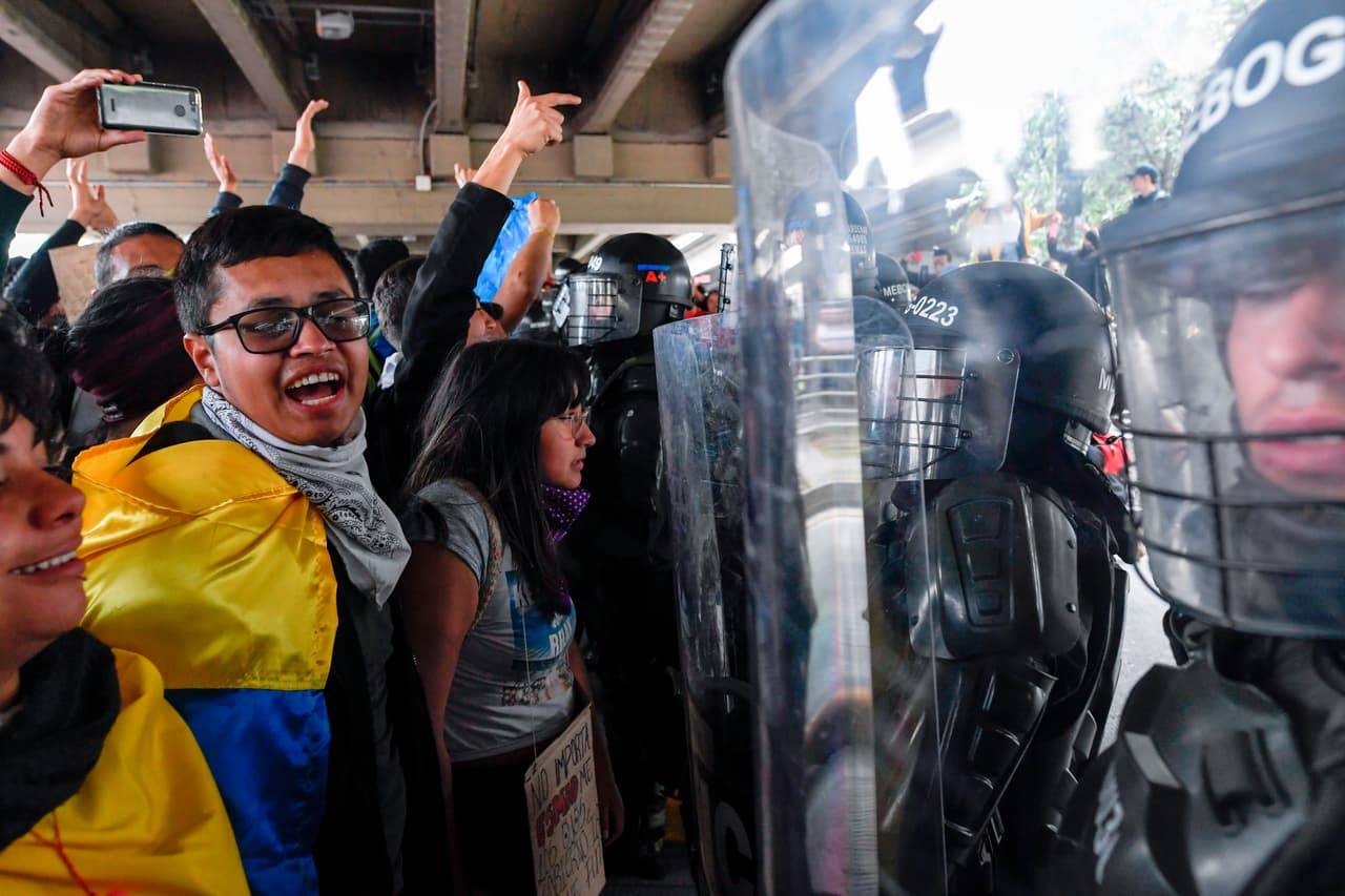 Un momento de tensión entre manifestantes y la policía en la capital. "Se han presentado una serie de incidentes que han sido rápidamente controlados por la Policía Nacional", dijo a periodistas la ministra del Interior, Nancy Patricia Gutiérrez.