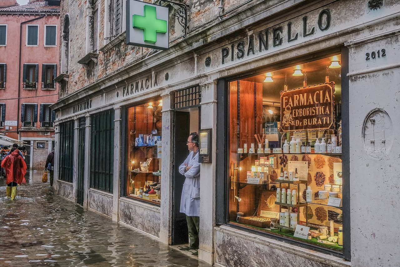 Un farmacéutico en la puerta de su local. Las autoridades pidieron a los residentes que no salieran de sus hogares.