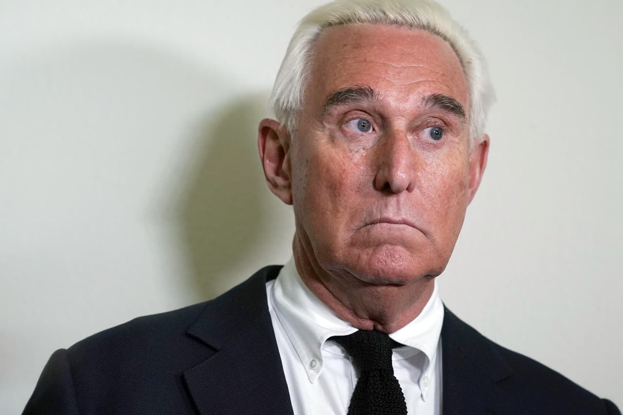 <b>Roger Stone: uno de los primeros asesores del presidente Trump cuando aún era precandidato presidencial</b>.
<a href="https://www.univision.com/noticias/politica/roger-stone-exasesor-de-trump-es-arrestado-por-el-fbi-en-el-marco-de-la-investigacion-del-rusiagate"> Fue acusado por el fiscal especial Robert Mueller de siete delitos, incluidos falso testimonio y obstrucción y manipulación de testigos</a>. Muller lo ha investigado para saber si fue parte de la supuesta coordinación entre la campaña de Trump y Moscú. Sospecha que Stone sabía que serían publicados los correos hackeados a los demócratas antes de la filtración de 2016 hecha por Wikileaks. Antes de las elecciones presidenciales, reconoció que estuvo en contacto con Julian Assange, cabeza de dicho portal, al que directamente llamó "mi héroe".