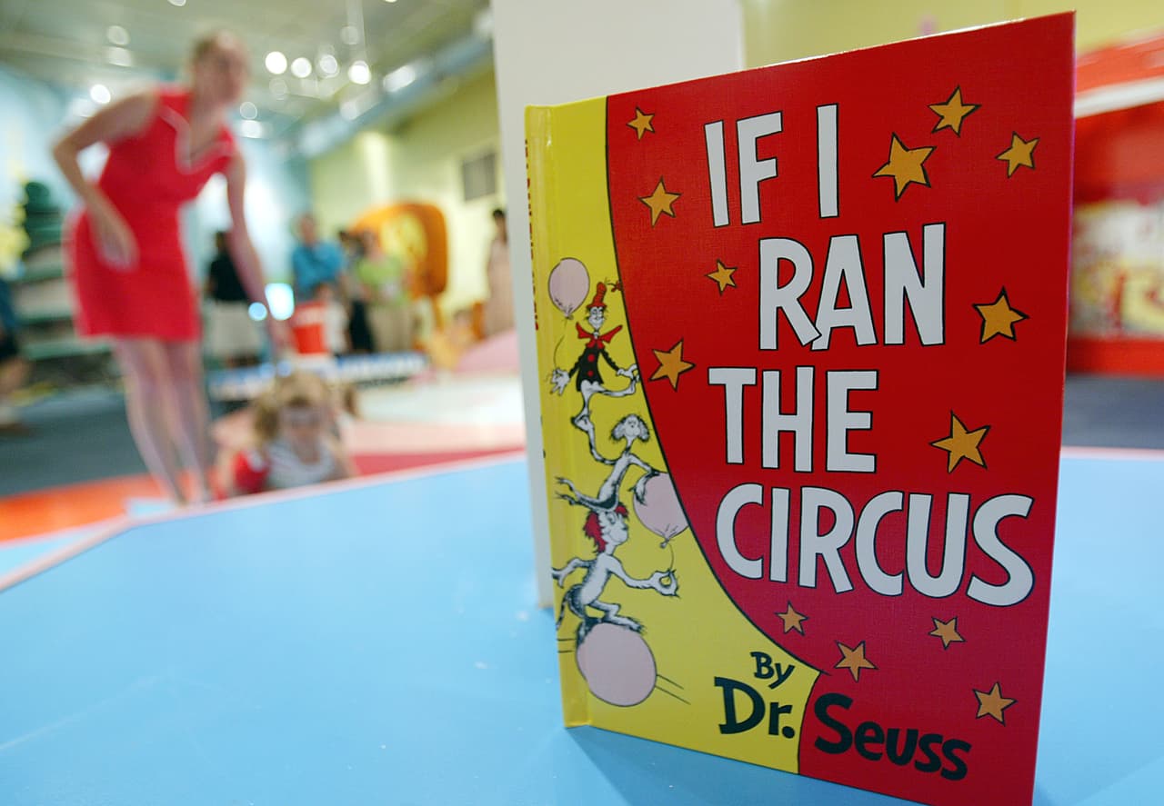 La Asociación Nacional de Educación ha hecho saber que una de las razones por las que se asociaron con Seuss hace 20 años, en 1997, "fue para poner en marcha este programa", de promoción de la lectura de libros. Sin embargo, a raíz de la polémica desatada tras las investigaciones sobre los libros infantiles de este autor la asociación ha destacado que sus esfuerzos van dirigidos "a la diversidad no al Dr. Seuss".