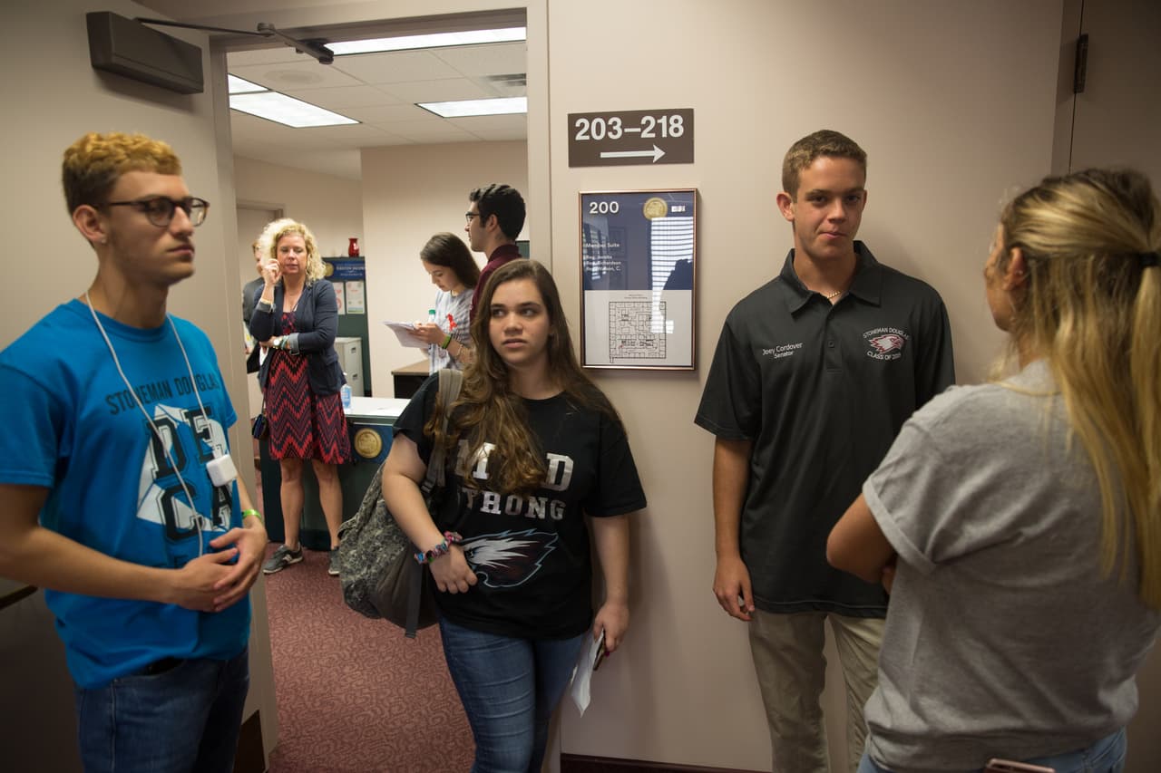 Los estudiantes de la secundaria Marjory Stoneman Douglas debían esperar en los pasillos para ser atendidos por los parlamentarios.