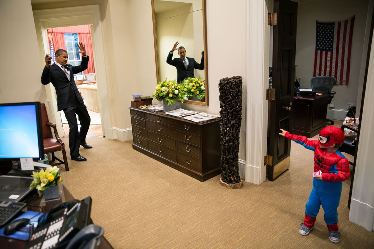 <b>Spiderman</b>. El mandatario juega con el hijo de un empleado de la Casa Blanca durante una celebración de Halloween, 2012. 
<br>