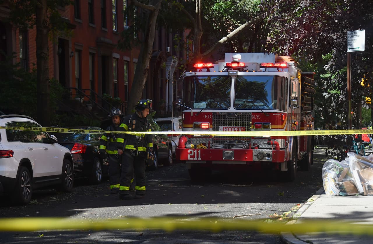 El Departamento de Bomberos 
<b>acuden a una llamada de auxilio en Brooklyn Heights</b>, debido a los estragos de la tormenta tropical que dejó a más de un millón sin electricidad.