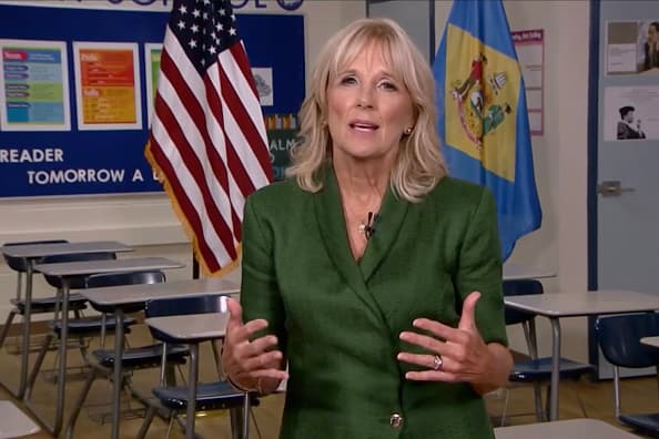 ¿Posó Jill Biden junto a Fidel Castro para una foto?
