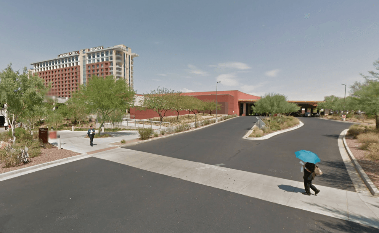 <b>Talking Stick Resort and Casino: </b>
<a href="https://www.facebook.com/TalkingStickResort/photos/a.446134556667/10158092329746668/?type=3&theater" target="_blank">Talking Stick Resort</a> suspenderá temporalmente las operaciones de casino y resort desde el 18 de marzo a las 4 AM 
<b>hasta el 31 de marzo</b> para ayudar a frenar la propagación de COVID-19. Todos los conciertos restantes en marzo han sido suspendidos. 
<br>
