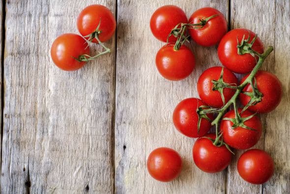Además, el Dr. Bolio recomienda, “también tenemos que 
<b>recuperar electrolitos, </b>y aquí estamos hablando de potasio y de sodio y ¡Qué mejor que un jugo de tomate! Además tiene antioxidantes y esto nos ayuda muchísimo a recuperarnos de la resaca”.