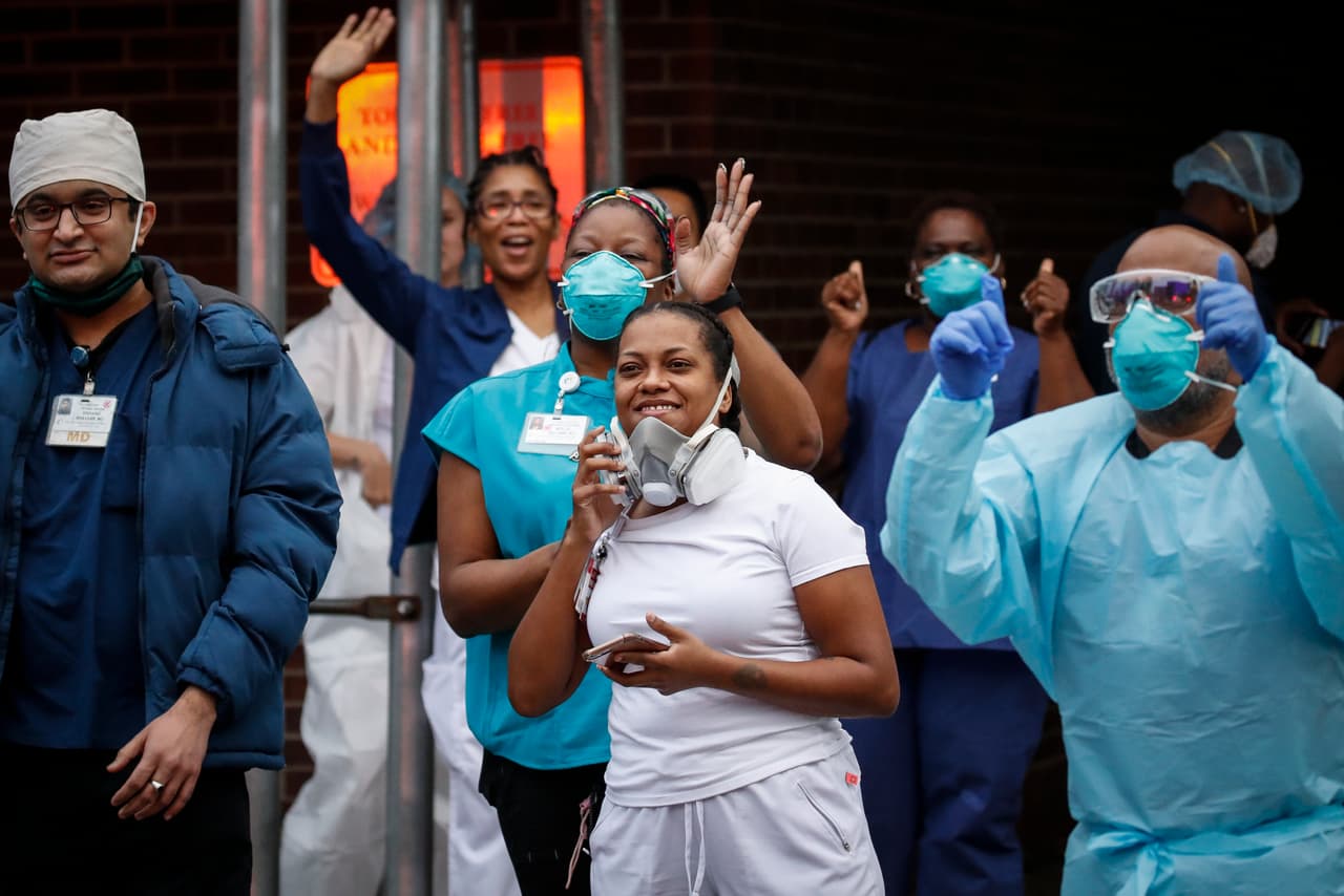 Residentes y bomberos de la ciudad de Nueva York se reunieron frente a un Hospital de Brooklyn para dar un aplauso a los médicos y enfermeras, quienes salieron a las puertas y ventanas del edificio a retribuir el reconocimiento. Ocurrió el 14 de abril. Los gestos de agradecimiento a los que continúan trabajando en la pandemia se han repetido en todo el mundo. 
<a href="https://www.univision.com/noticias/salud/mapa-actualizado-del-coronavirus-cifras-de-casos-confirmados-y-fallecidos">Vea aquí nuestro mapa actualizado del coronavirus: cifras de casos confirmados y fallecidos </a>
