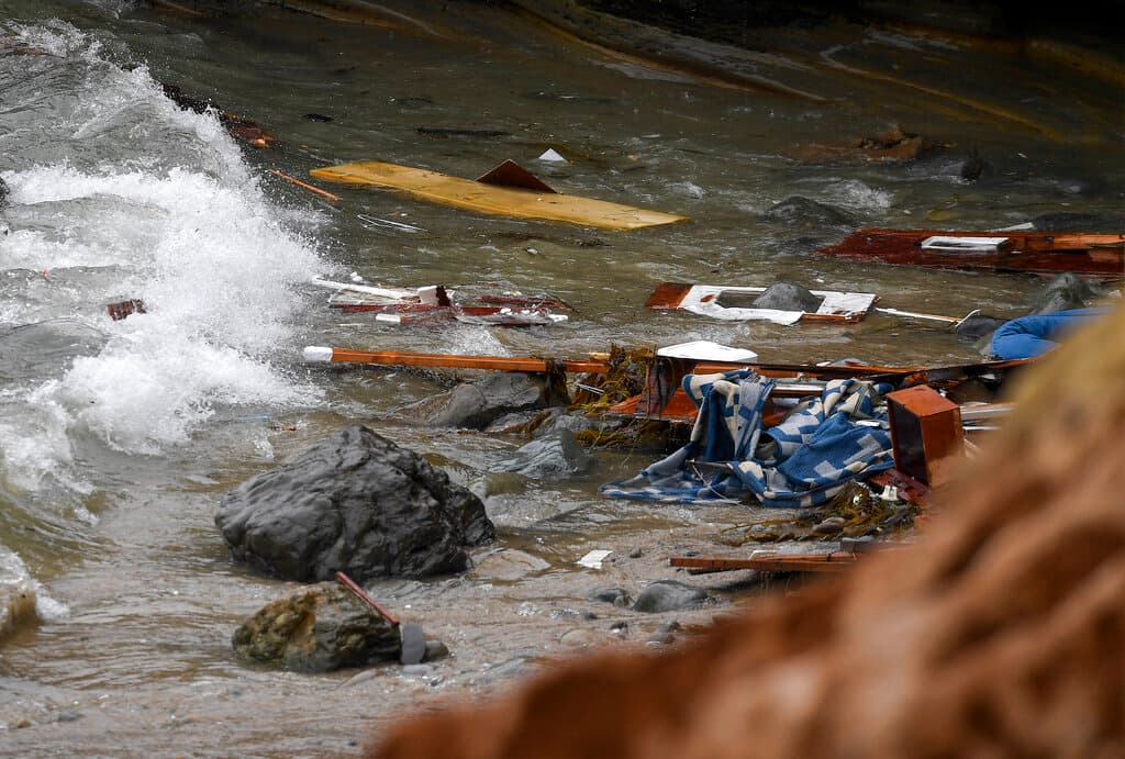 <b>Tres personas murieron y otras 30 resultaron heridas</b> luego de que 
<b><a href="https://www.univision.com/shows/noticiero-univision/al-menos-tres-muertos-por-el-naufragio-de-una-embarcacion-que-transportaba-indocumentados-a-california-video">una embarcación se volcó y quedó totalmente destrozada este domingo (2 de mayo) frente a las costas de San Diego, California</a></b>.