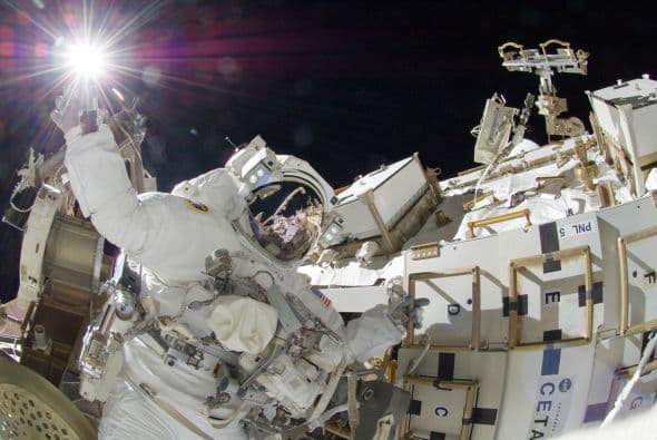 El 05 de septiembre de 2012 la estadounidense Sunita Williams se convirtió en la mujer con más horas de trabajo en el exterior de una nave espacial, al cumplir 44 horas y 2 minutos de labores flotando en el espacio en sesiones distintas.