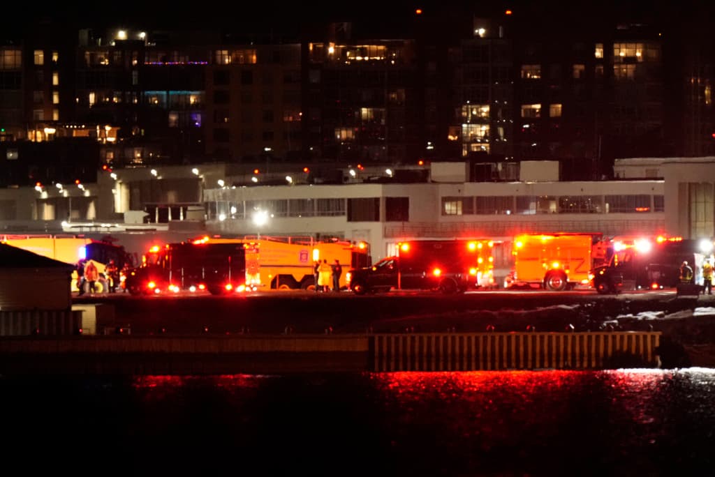 Unos minutos antes de aterrizar, los controladores de tráfico aéreo preguntaron a los investigadores si el avión había sufrido una pérdida de altitud. El avión comercial que llegaba preguntó si podía aterrizar en la pista 33, más corta, del Reagan National y los pilotos respondieron que podían.