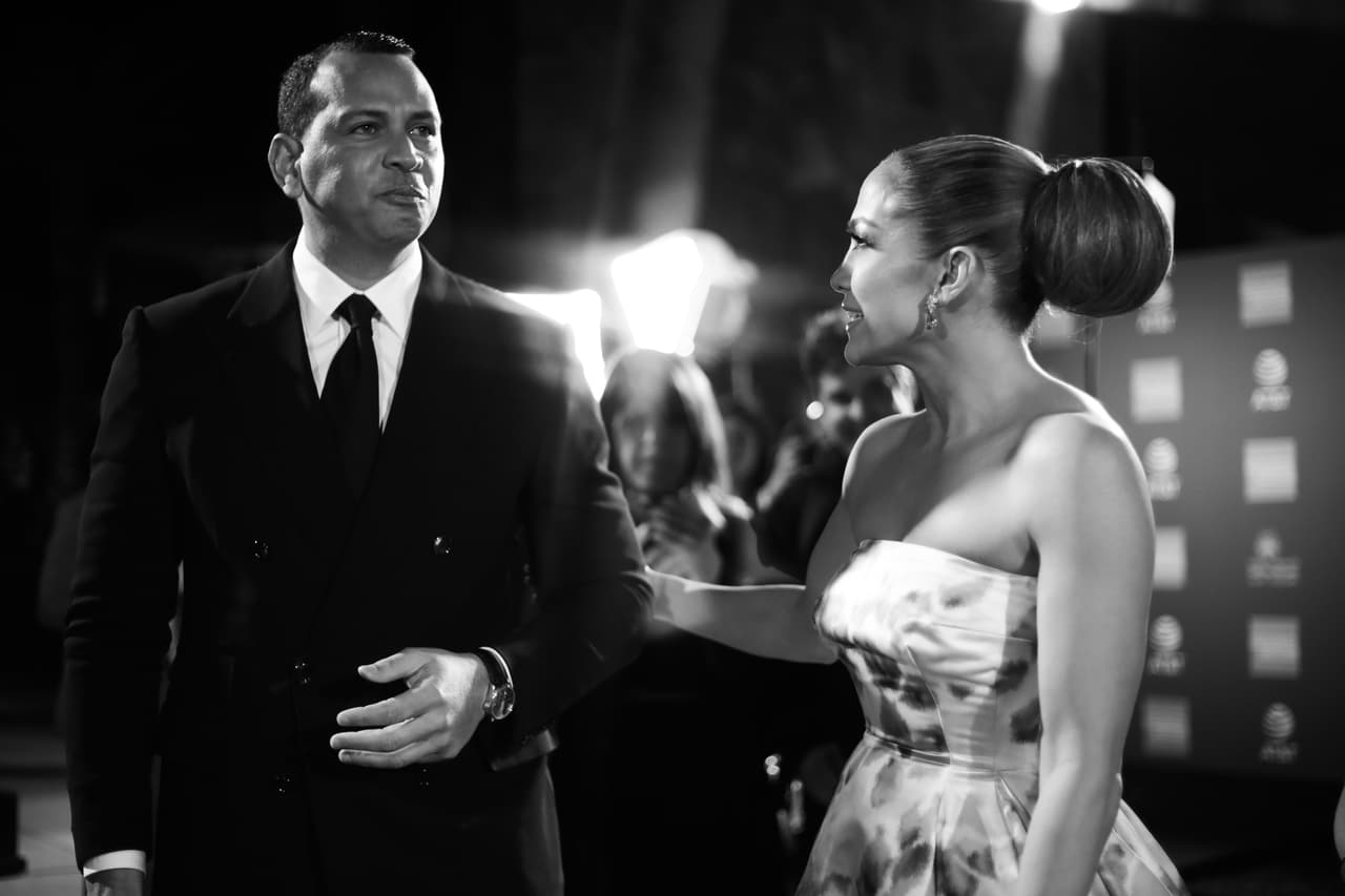 Aunque ARod publicó la foto con JLo en su cuenta de Instagram, ella solamente compartió una historia que luego desapareció y actualmente no tiene fotos nuevas con el astro del beisbol.
<br>