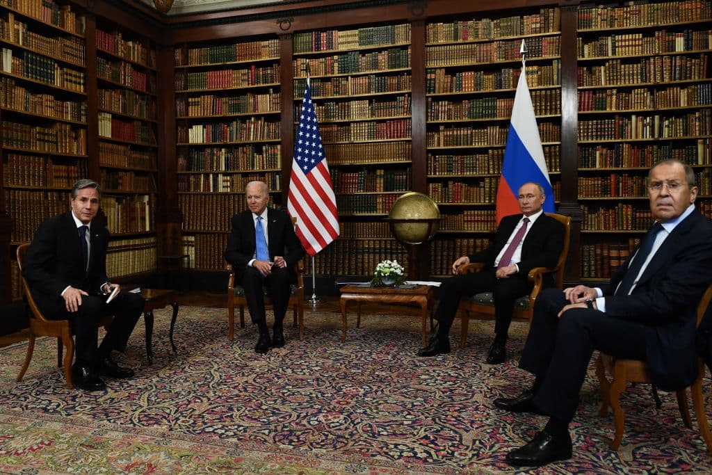 Mientras Biden esbozaba sonrisas sentado recto de piernas cruzadas, Putin estaba reclinado en la silla con la mirada hacia el piso la mayor parte del tiempo. Una postura que un comentarista de CNN comparó con la de un "adolescente llevado a la fuerza a una reunión". Con el creciente ruido de los periodistas los mandatarios dejaron de hablar y se quedaron serios y expectantes.