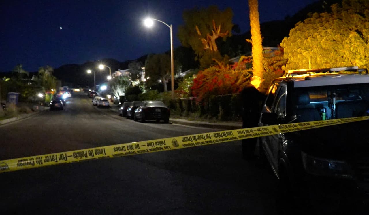 En Los Ángeles, el actor Matthew Perry, conocido por su papel en la exitosa serie "Friends", fue encontrado muerto en su casa el sábado.