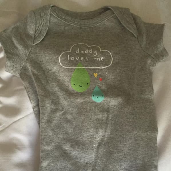 Los dos actores sorprendieron con la noticia, aunque cada uno a su manera. 
<b><a href="http://www.univision.com/temas/alfonso-herrera">Poncho</a></b> subió a sus redes sociales esta linda ropita de bebé con la siguiente frase: "Tremendamente Feliz!".