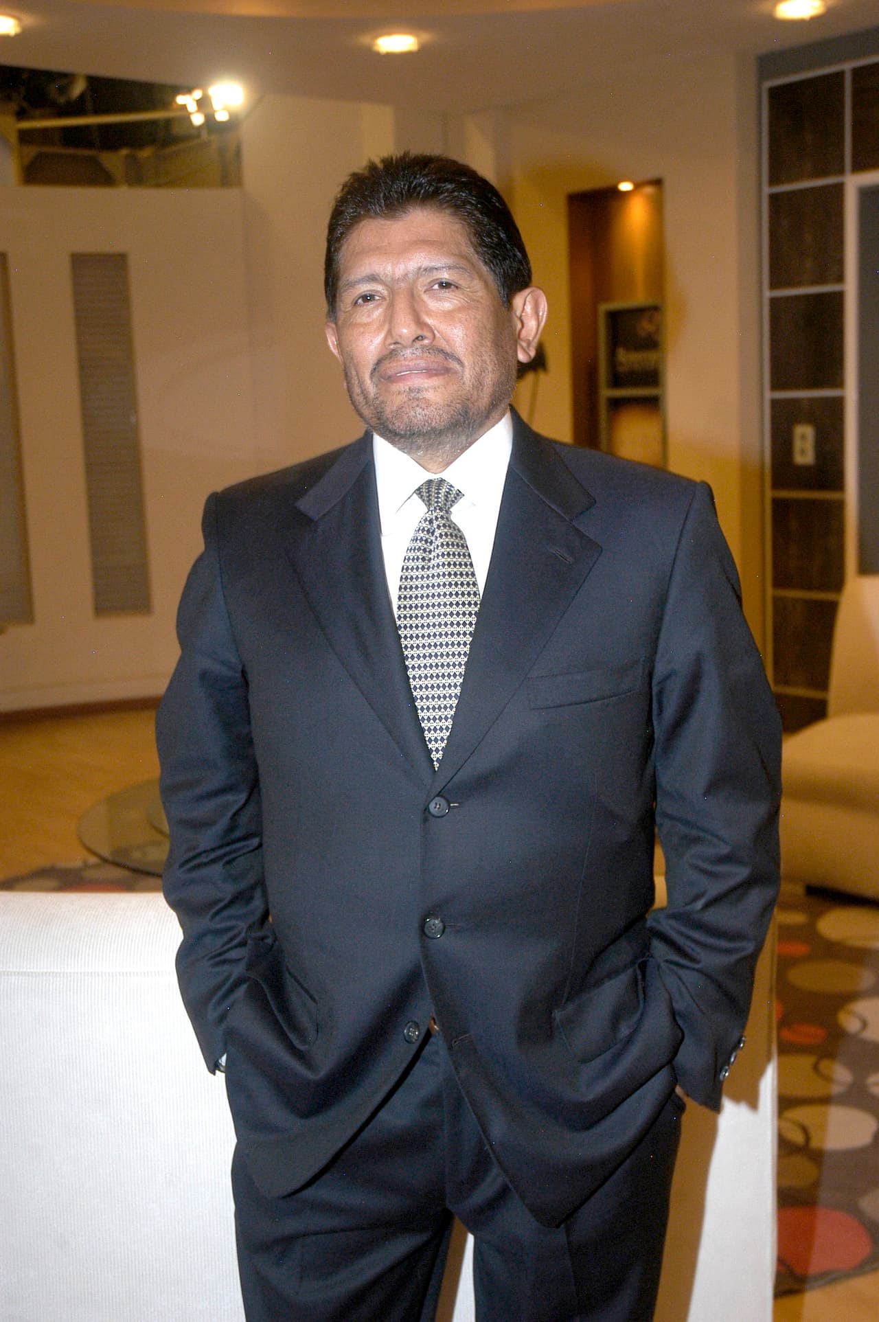 Entonces, Juan Osorio decidió buscar ayuda profesional para saber cómo acercarse a su hijo y ganarse su confianza. 
<br>