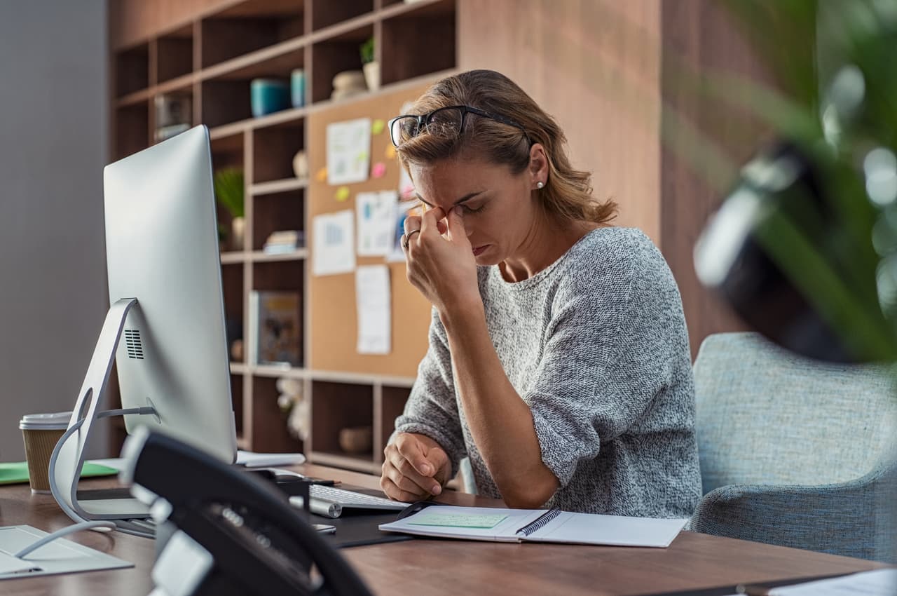 <b>Atento a las discusiones. </b>Cuando dormimos poco, somos más cascarrabias. La falta de sueño aumenta las posibilidades de 
<a href="https://www.univision.com/noticias/salud/las-mujeres-duermen-peor-que-los-hombres-nuestro-test-para-comprobar-lo-que-sabes-sobre-el-sueno" target="_blank">regañar más con nuestro cónyuge,</a> por ejemplo.