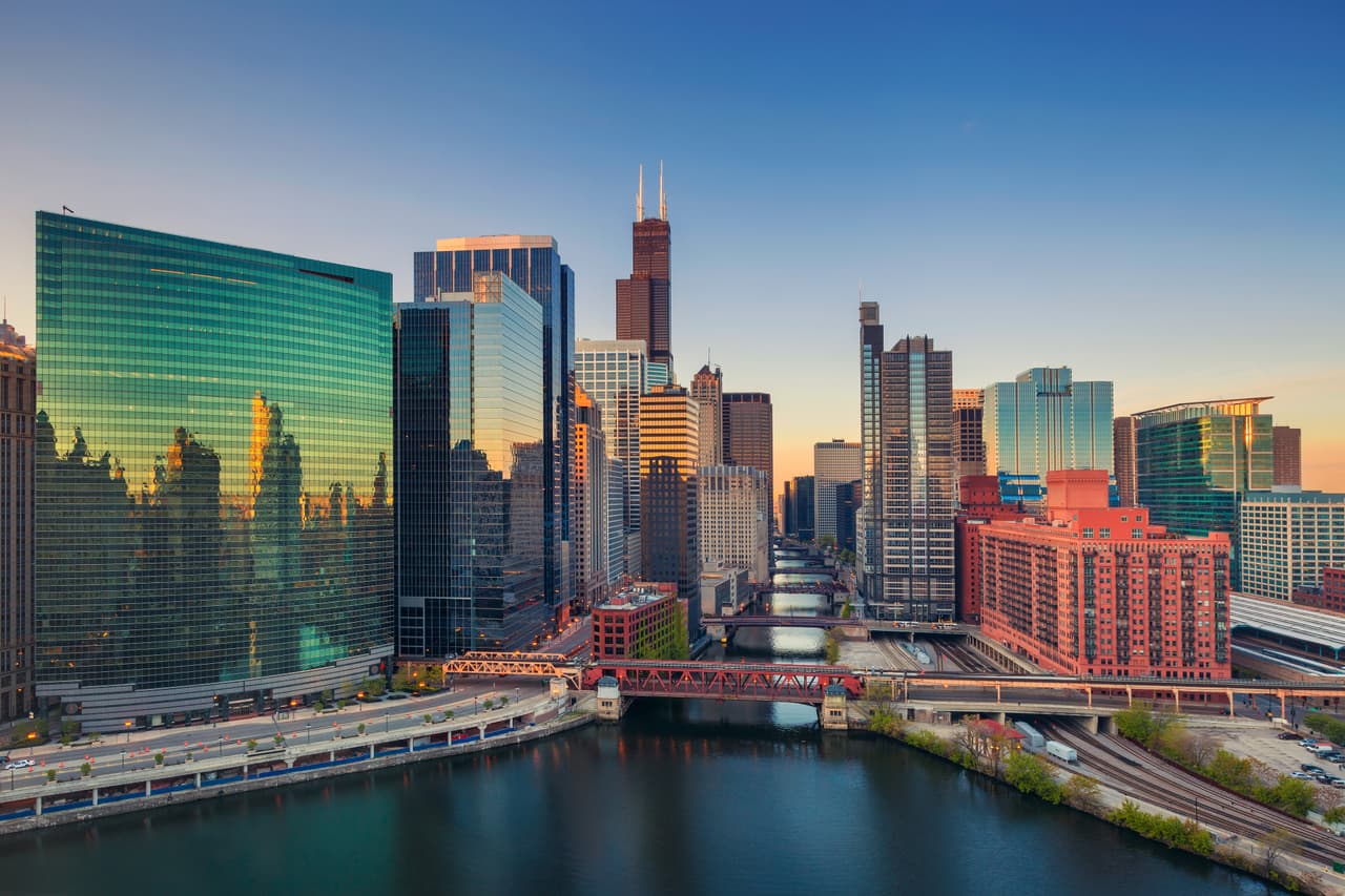 <b>Puesto 3. Illinois</b>
<br>
<br>Denuncias por robo de identidad: 1,066 por cada 100,000 habitantes (total: 135,038 denuncias).
<br>
<br>Pérdida de dinero promedio para todos los tipos de fraude: 285 dólares. 
<br>
<br>Usos más comunes del robo de identidad: falsificación de documentos para recibir beneficios gubernamentales (73%) y fraude con tarjetas de crédito (11%).
<br>
