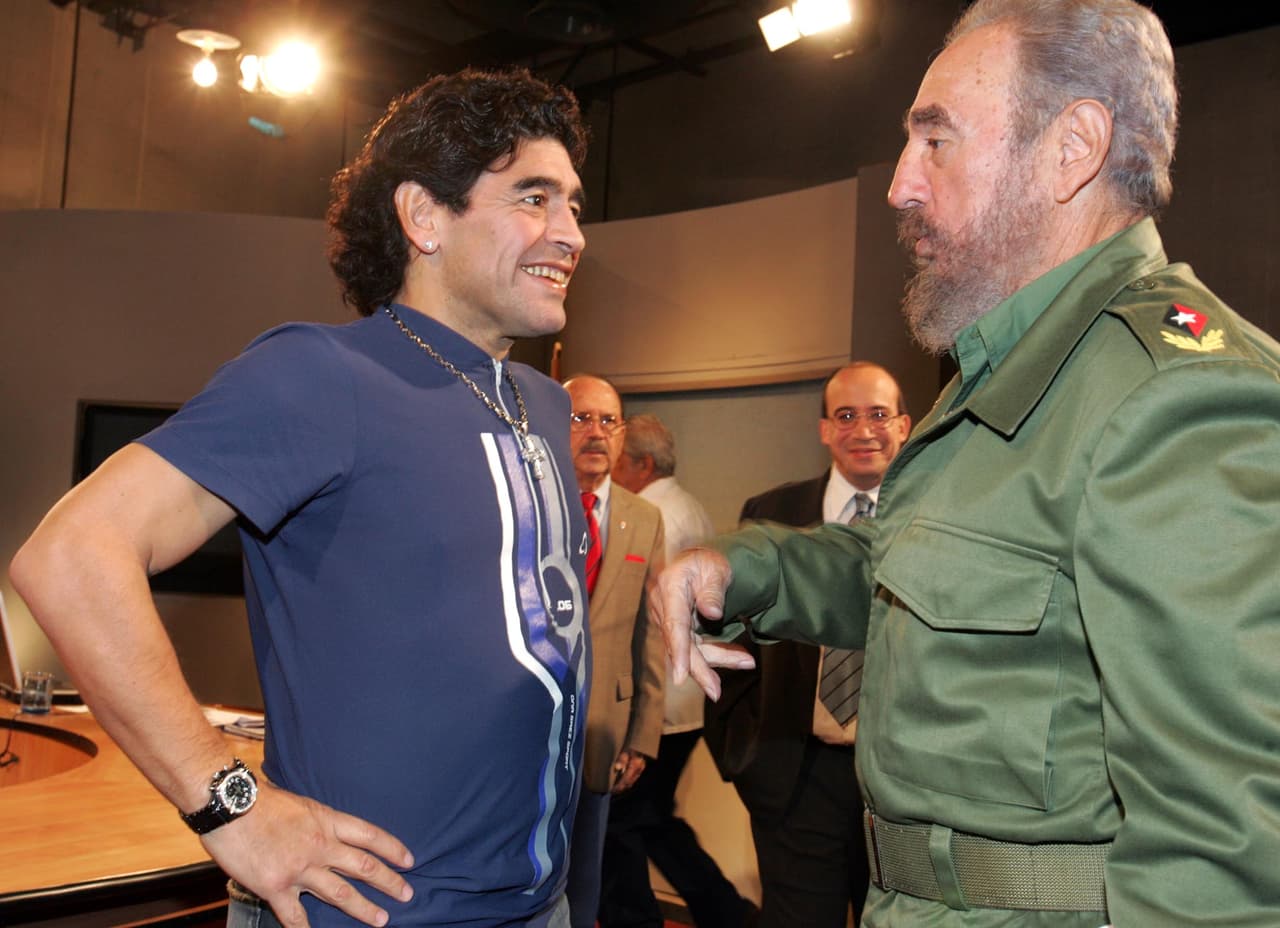 Esta fotografía de Maradona con Fidel Castro, a quien consideraba su amigo, fue tomada al año siguiente de reanudar su rehabilitación en Cuba, en octubre de 2005. Tenía varias libras menos de peso.
<br>