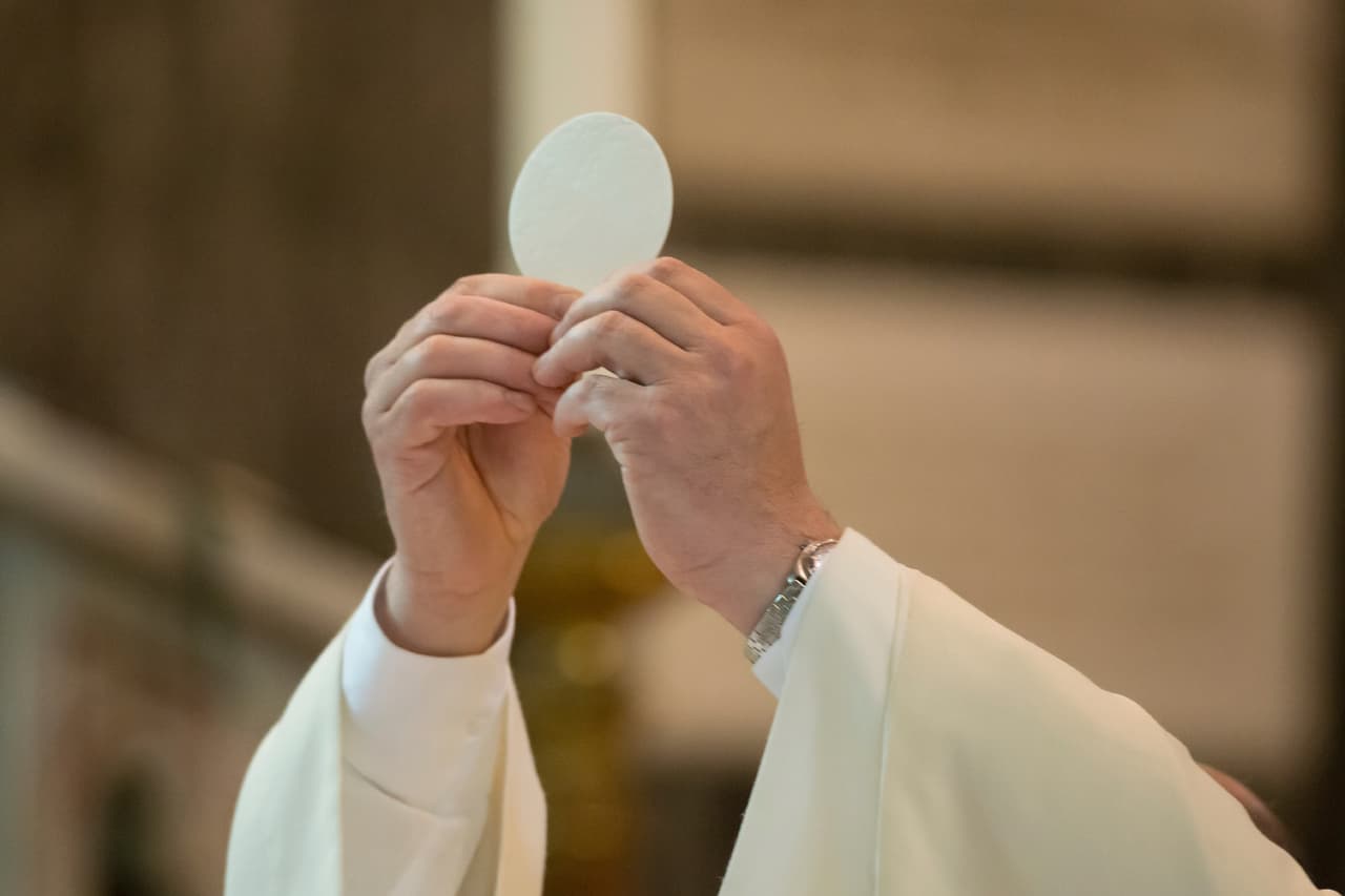 Condenan en Puerto Rico a 15 años a sacerdote por actos lascivos