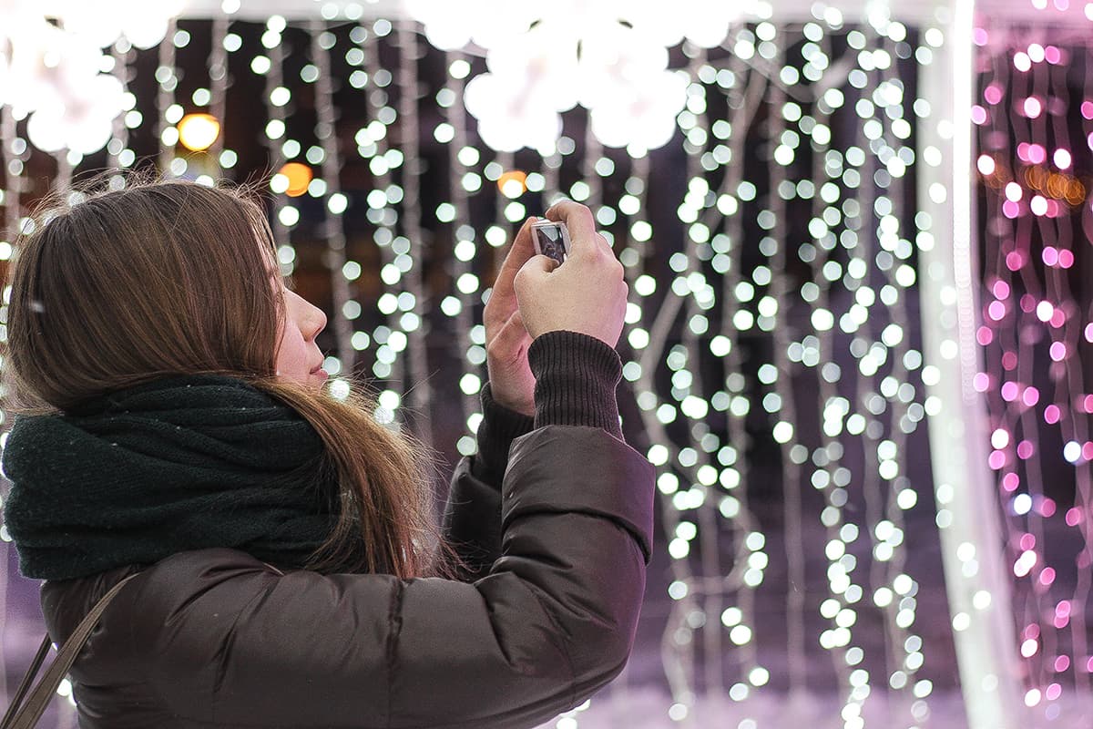 Tomate una selfie estelar en la estación de fotos de la tierra en Independence Plaza y saborea un delicioso s’more (sándwich de galleta con masmelos asados y chocolate).