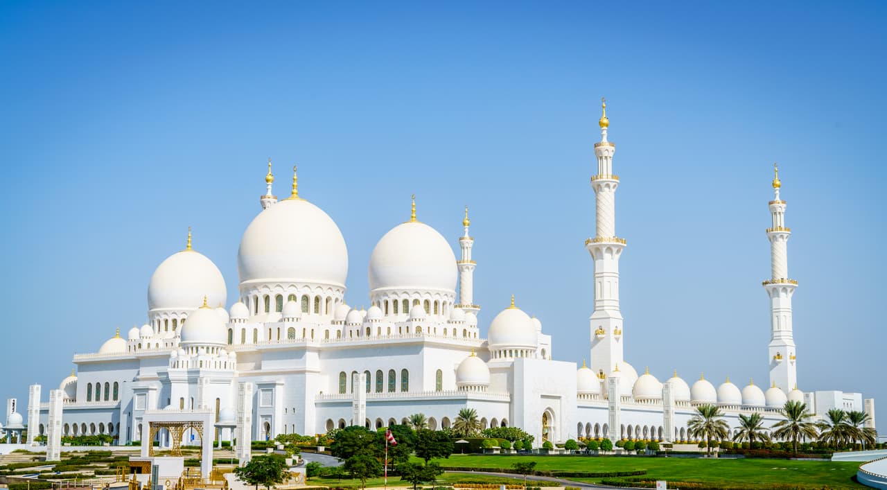 <h3 class="cms-H3-H3">15. Emiratos Árabes Unidos</h3>
<br>
<br>🔴 
<b>Ejecuciones en 2021: </b>Al menos una.
<br>
<br>🔴 
<b>Delitos que se castigan con la pena de muerte:</b> Es uno de los países que considera que la homosexualidad es un delito y lo castiga con la pena capital. Otros de los delitos son traición, espionaje, asesinato, incitar al suicidio de otra persona, incendio provocado, apostasía (renuncia a la religión), violación, perjurio, robo agravado, terrorismo y tráfico de drogas.
<br>
<br>🔴 
<b>Métodos de ejecución:</b> Horca, aunque la lapidación y el fusilamiento están permitidos. 
<br>