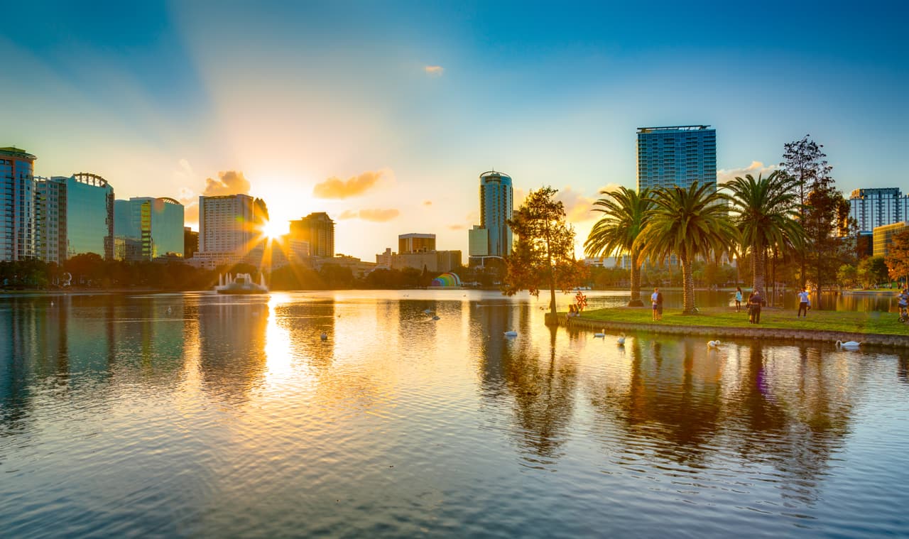 <b>Puesto 9: Orlando, Florida.</b> En esta ciudad el tamaño promedio de la vivienda es de 949 pies cuadrados, el 73.3% de las personas tiene acceso a internet de banda ancha y tiene 1,596 locales que ofrecen comida para llevar. Por cada 1,000 personas hay 10.8 parques en promedio. Esta variable fue tomada de 
<a href="https://www.tpl.org/" target="_blank">Trust For Public Land</a>, pero tiene menos consideración en el ranking porque cada condado ha mantenido políticas diferentes en los espacios públicos durante la pandemia.