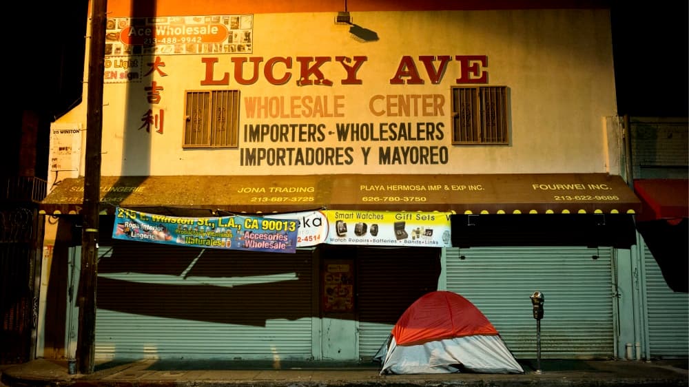 Una carpa de indigentes fue levantada sobre una acera de Skid Row frente a la tienda Lucky Ave en el centro de Los Ángeles.