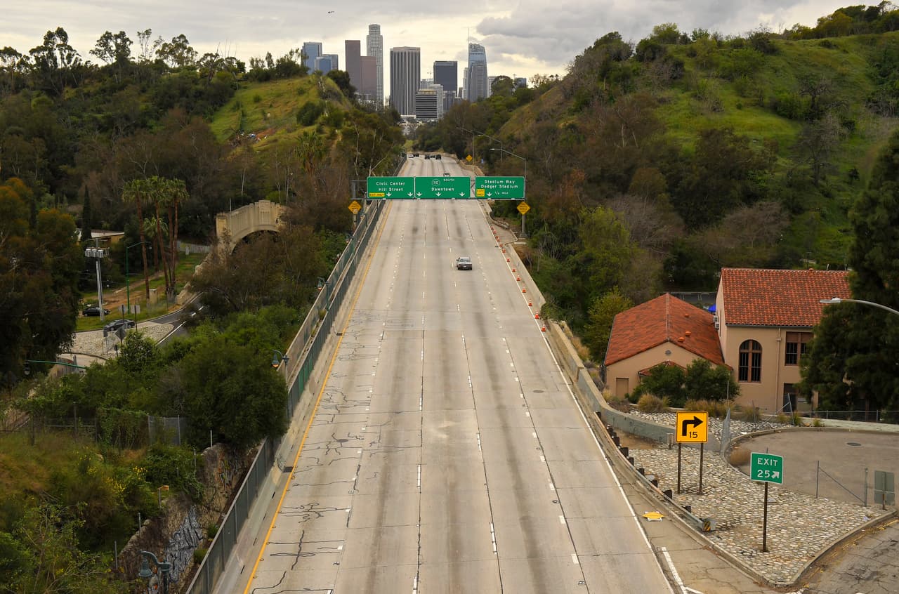 <b>Desolación en Los Ángeles. </b>Esta autopista hacia el centro de Los Ángeles, California, estaría llena de autos en un día normal, sin embargo, en la fotografía, tomada en la tarde del 20 de marzo, se muestra desolada. El demócrata Gavin Newsom, gobernador de California, ordenó a todos los residentes del estado "quedarse en casa", prohibió las reuniones públicas y cerró negocios no esenciales.
<br>