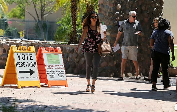 El curioso reto de los condados de Arizona para que más personas se registren en el voto temprano