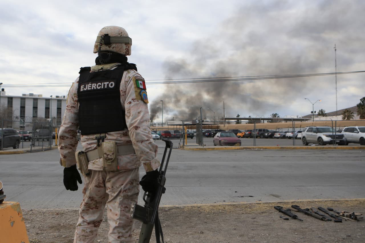 <a href="https://www.univision.com/noticias/sucesos/motin-carcel-ciudad-juarez-presos-muertos-fugados" target="_blank">Un motín al interior de un penal en Ciudad Juárez</a>, fronteriza con El Paso, Texas, en el norte de México, dejó este domingo un saldo de al menos 14 fallecidos, entre prisioneros y custodios, así como la fuga de más de 24 reos, según informó la Fiscalía de Chihuahua este domingo.