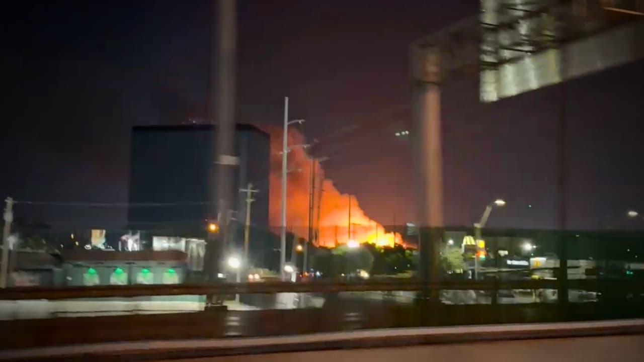 Dallas Fire-Rescue recibió varias llamadas al 911 que informaban sobre 
<b>pastos y árboles en llamas</b>. Sin embargo, al llegar al lugar, 
<b>los bomberos encontraron múltiples palets de madera ardiendo y el fuego ya en estado avanzado.</b>