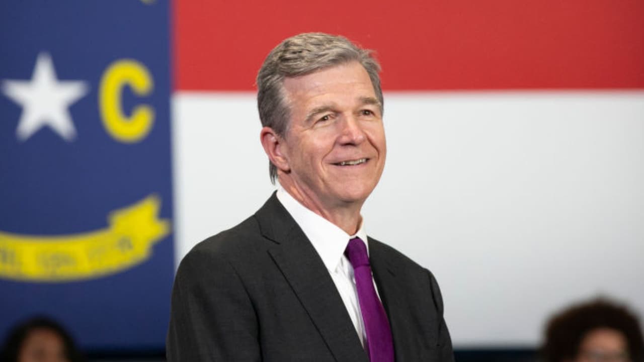 El exgobernador Roy Cooper lanza su campaña al Senado de EEUU por Carolina del Norte
