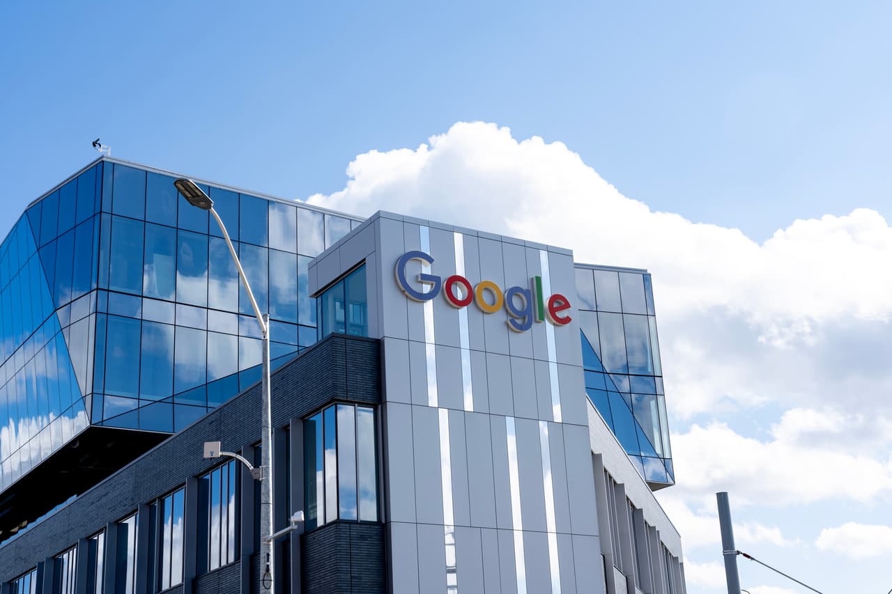 <b>Google.</b>
<br>
<br>En 2019 esta compañía comenzó a pagar a proveedores y trabajadores temporales en Estados Unidos 
<a href="https://www.hrdive.com/news/google-mandates-15-an-hour-minimum-wage-health-benefits-for-contractors/552074/"><u>un salario mínimo de 15 dólares por hora</u></a>, según informó HR Dive.