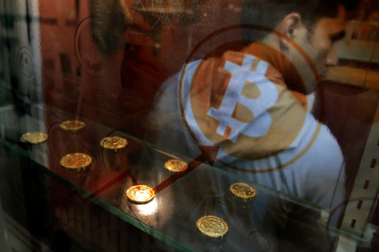 En un reciente caso de 
<a href="https://www.univision.com/local/los-angeles-kmex/una-joven-y-su-madre-pierden-todos-sus-ahorros-bajo-una-nueva-modalidad-de-robo-con-transferencias-de-bitcoin-video">estafa en Los Ángeles</a>, la víctima cambió los ahorros de todo un año en trajetas Bitcoint, tal y como se lo exigieron los delicuentes, y al percatarse que fue víctima de un crimen, recurrió a las autoridades, quienes le informaron que no habia manera de procesar el caso. (AP Foto/Kin Cheung, Archivo)