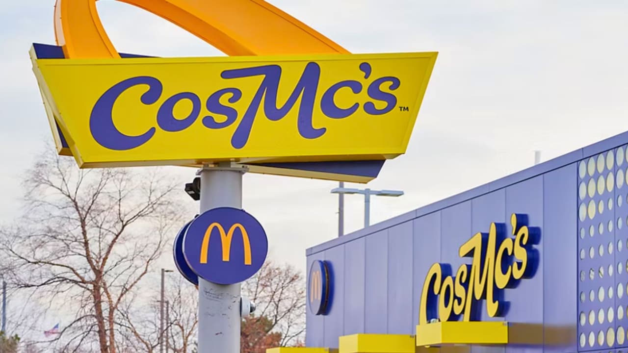<h3 class="cms-H3-H3">Un cierre discreto, pero con lecciones </h3>
<br>CosMc’s no duró ni un año, pero deja una idea clara: 
<b>McDonald’s está dispuesto a probar cosas nuevas, aunque no todas funcionen.</b> Para quienes se volvieron fans de sus bebidas especiales en Texas, no todo está perdido. Lo mejor de CosMc’s podría regresar, solo que esta vez, 
<b>en formato McDonald’s de toda la vida.</b>
