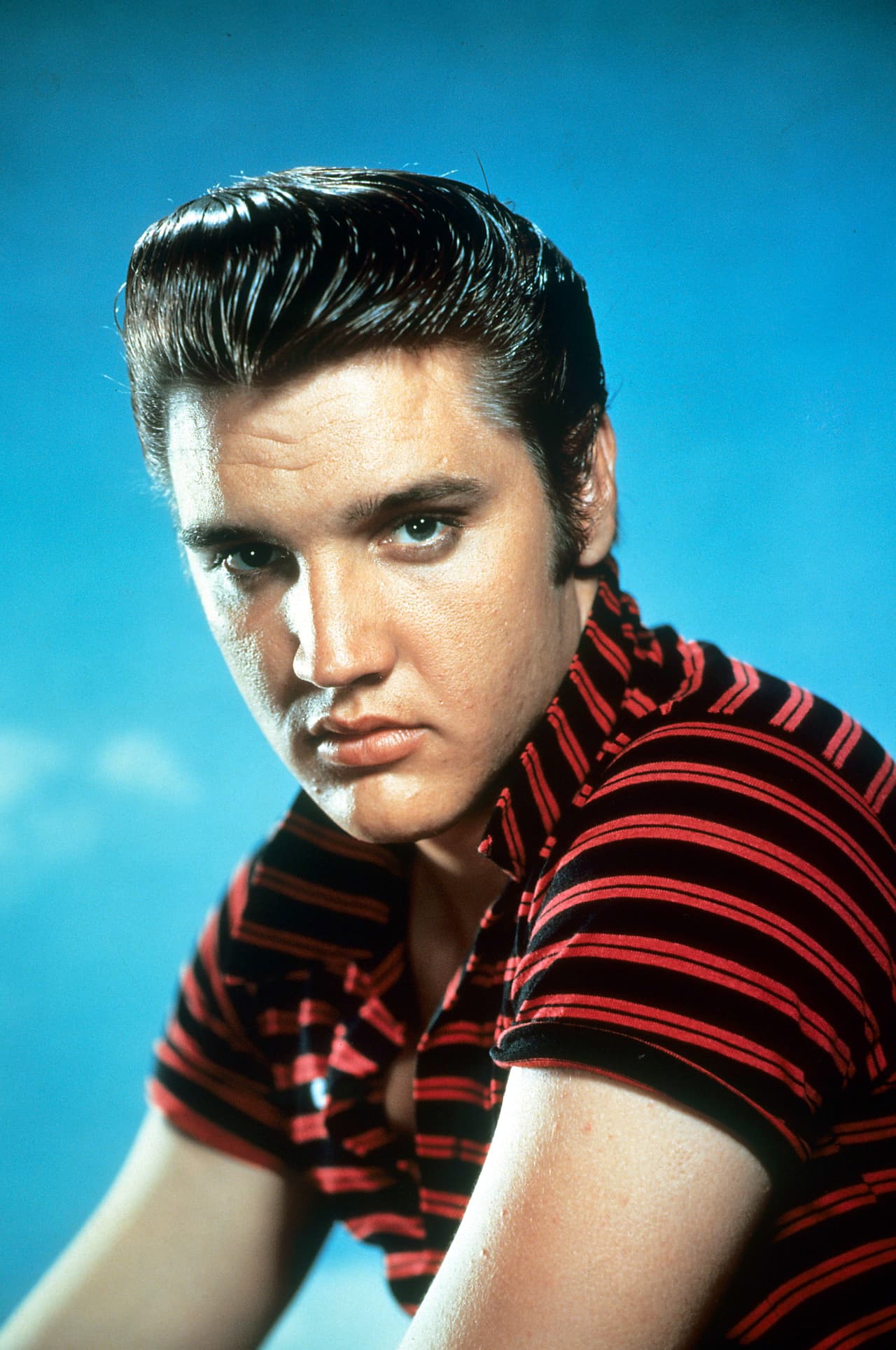 Los famosos de Hollywood tampoco escapan a las teorías de conspiración. Sin duda, el caso más sonado es el de 
<b>Elvis Presley</b>, quien falleció a los 42 años en su mansión de Memphis, Tennessee.