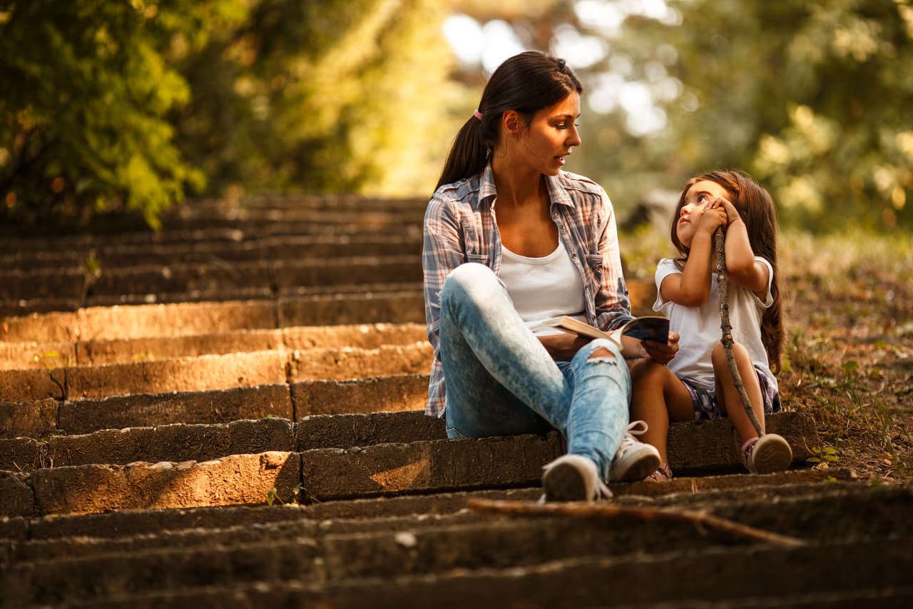 El divorcio o la muerte de un padre es suficiente para afectar a un pequeño, pero cabe mencionar que 
<b>la ruptura en sí no es la única causa de las complicaciones de salud</b>. En estas situaciones, es necesario seguir proveyendo relaciones que les aporten apoyo y protección a los hijos, y que les ayuden a lidiar con el estrés tóxico de la ruptura. La mejor manera de evitar los padecimientos en los niños es reduciendo el ambiente del estrés tóxico. En esto pueden ayudar los pediatras, ya que tienen la habilidad de medir el estado de salud de los hijos. También 
<a href="https://www.aacap.org/AACAP/Families_and_Youth/Facts_for_Families/FFF-Spanish/Los-Ninos-y-el-Divorcio-001.aspx">existen recursos</a> para los padres para ayudar a sus hijos a lidiar con el divorcio.