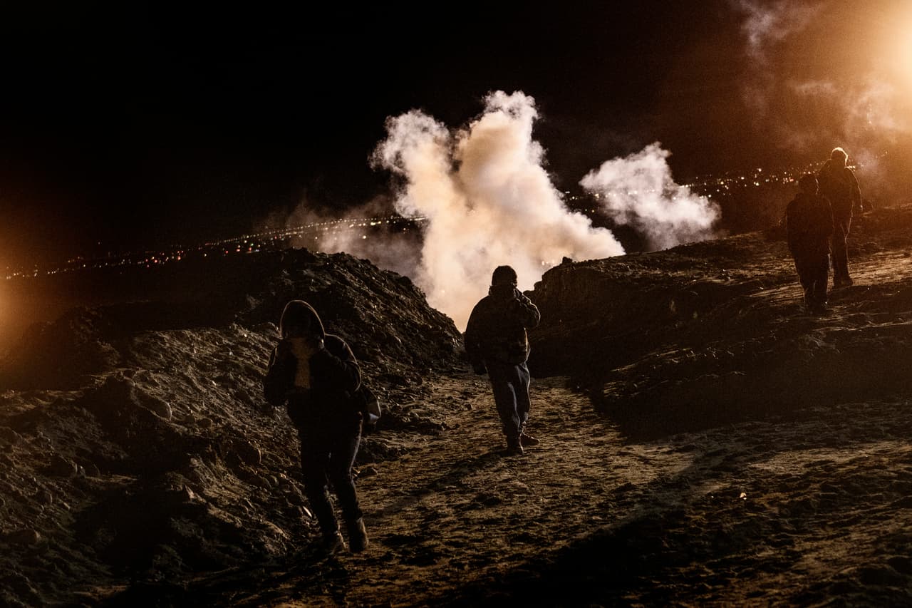 "Los niños lloraban": por segunda vez migrantes son repelidos con gases en la frontera