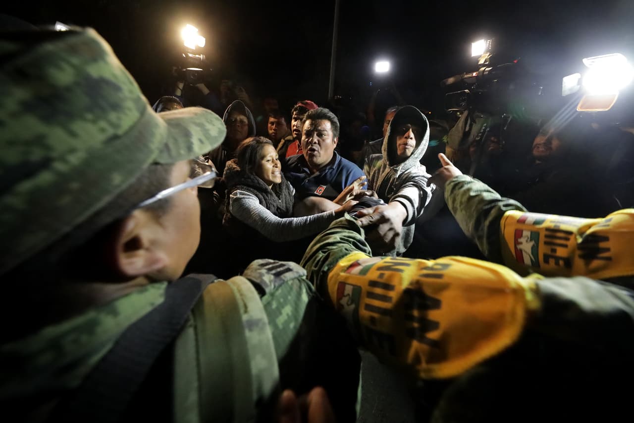 El viernes, familiares pedían a militares que los dejasen pasar para buscar a sus parientes desaparecidos.