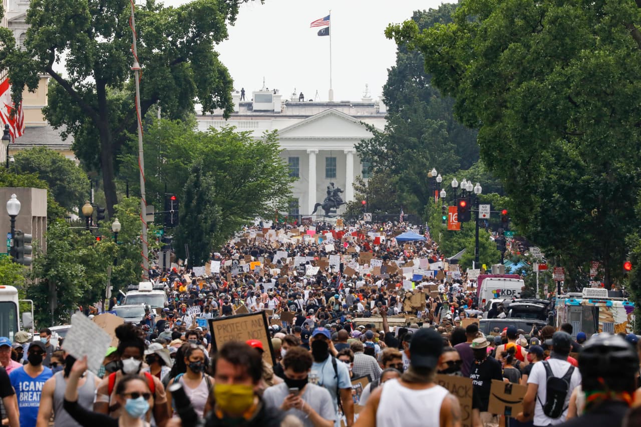 Las protestas llegaron casi a las puertas de la Casa Blanca. El presidente 
<a href="https://www.univision.com/temas/donald-trump">Donald Trump</a>, quien ordenó a las autoridades tomar medidas enérgicas contra los disturbios, no tuvo eventos públicos en su agenda diaria. 
<br>