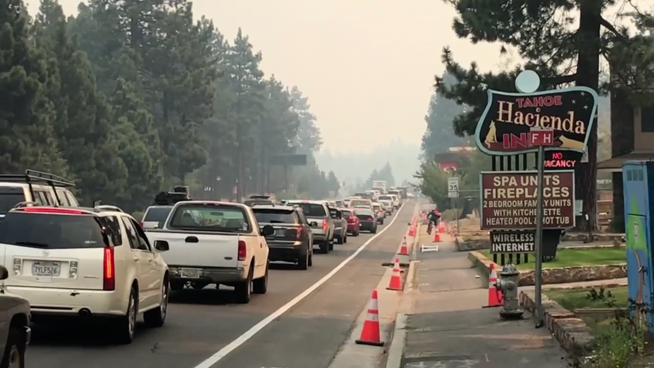 La ciudad de South Lake Tahoe, de unos 23,000 habitantes, y comunidades en la costa suroeste de Lake Tahoe, 
<a href="https://www.univision.com/local/sacramento-kuvs/incendio-caldor-lake-tahoe-evacuaciones">fueron evacuadas</a> luego que el incendio Caldor alcanzó la cuenca al sur del lago.
