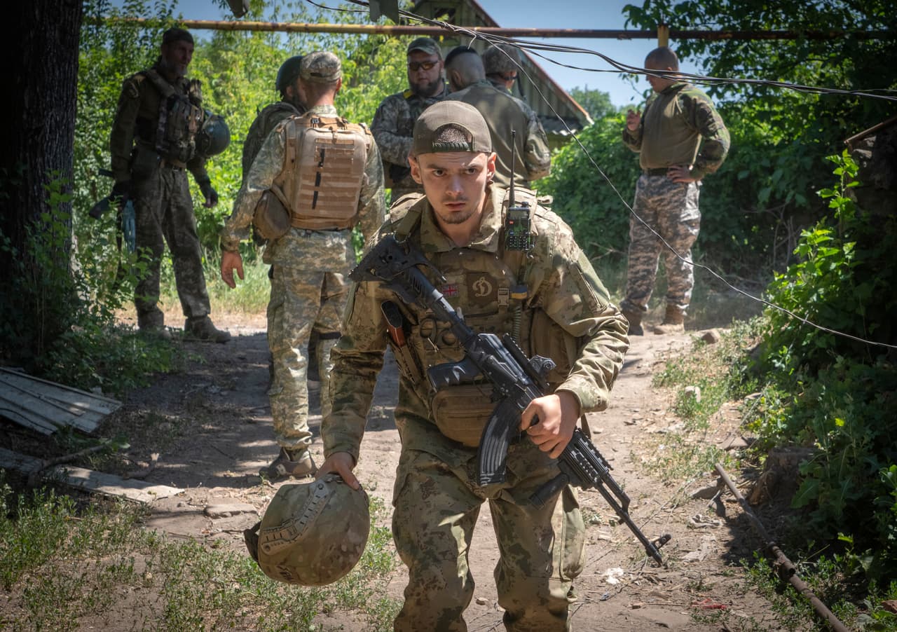 Este "repliegue táctico" es el mayor éxito de las fuerzas ucranianas desde que consiguieron repeler los intentos rusos de tomar Kiev y el cambio más significativo en la dinámica de la guerra desde que Rusia optó por trasladar el grueso de los combates al este y sur de Ucrania.