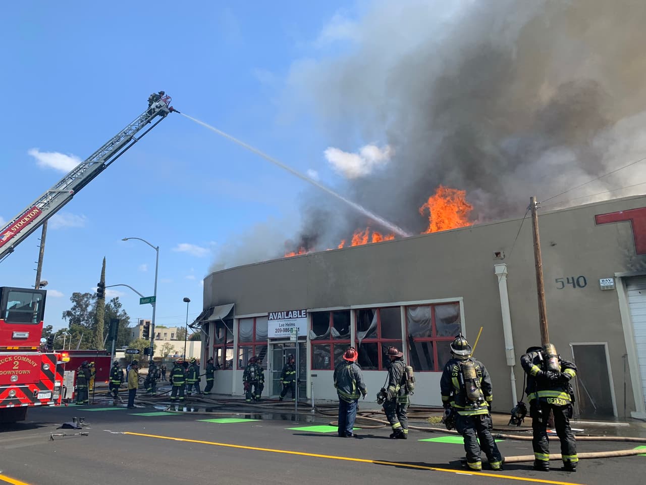 Fuerte incendio consume una estructura en Stockton; no se reportan heridos