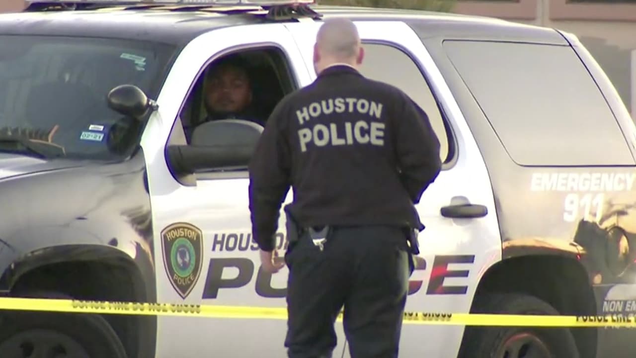 Uno de los agentes fue herido tras ser mordido y lo llevaron al hospital. Otros policías tuvieron que abatir al perro porque también los quiso atacar, según dijeron.