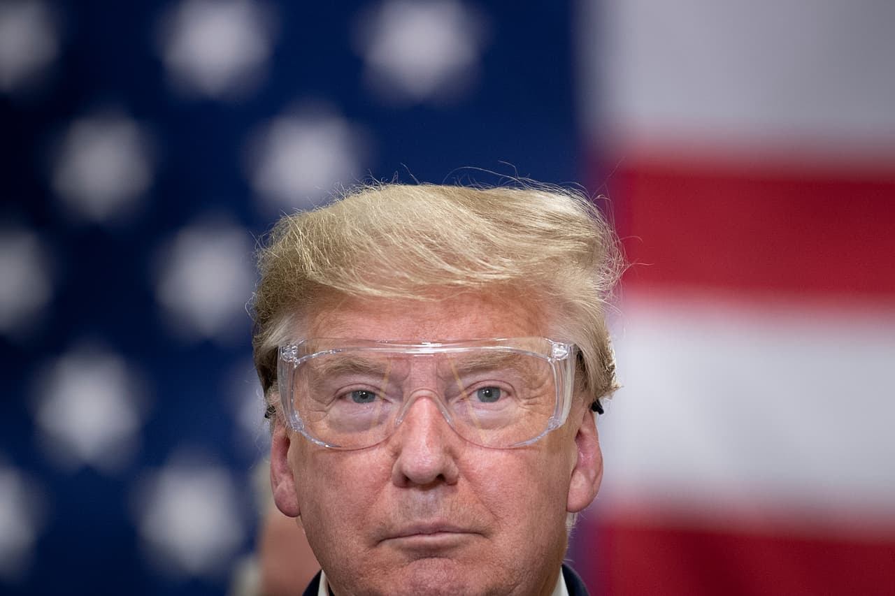 El presidente Donald Trump llegó este martes a Phoenix para visitar la planta Honeywell, una empresa multinacional dedicada a la construcción de motores para aviones que dio un giro a su producción para elaborar máscaras N-95 que necesita el personal médico y de primera línea en medio de la pandemia del coronavirus.