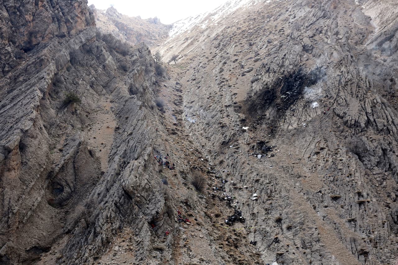 Los restos del aeroplano en las montañas de Zagros, al sur de Irán.