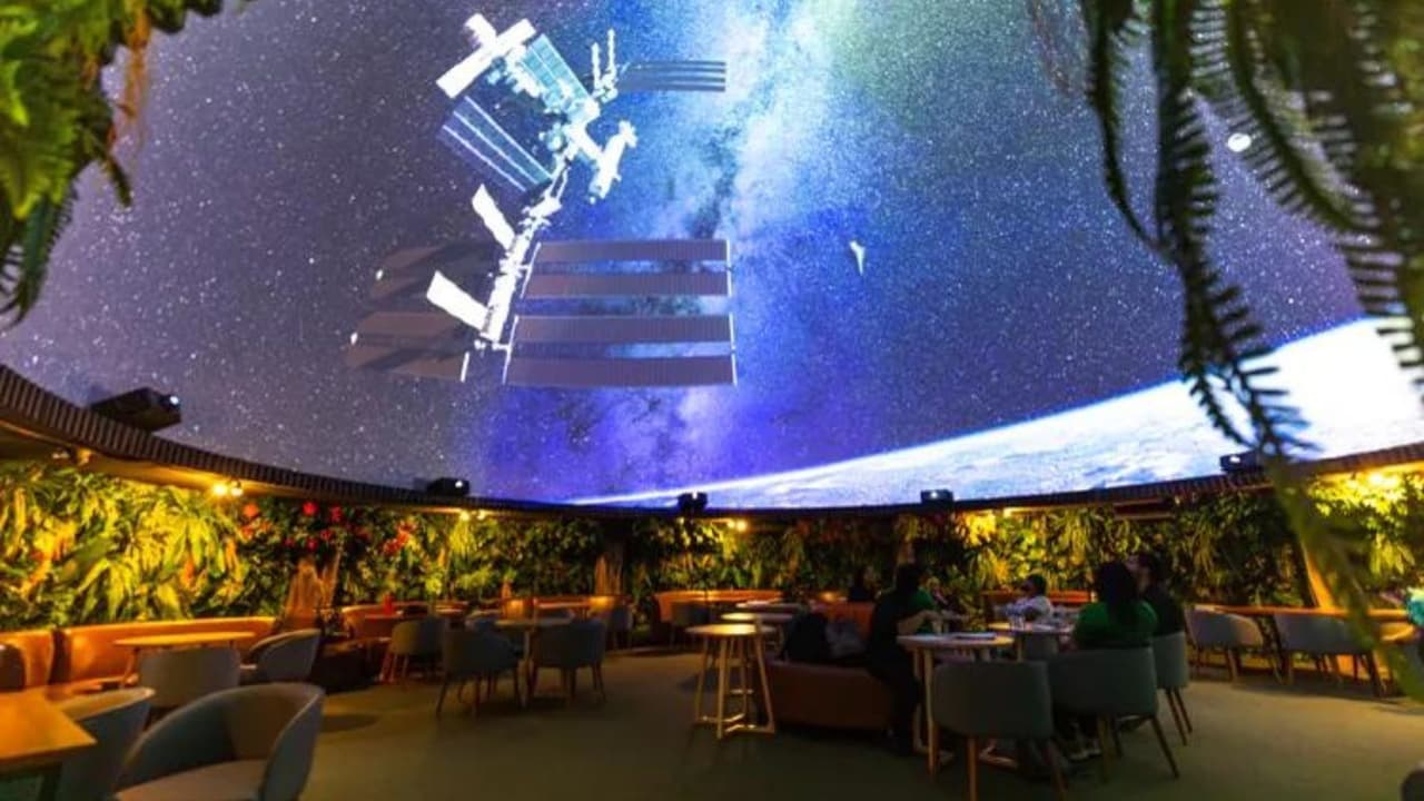 Una de las principales características es un museo desarrollado en asociación con NASA, que ofrece experiencias únicas relacionadas con la exploración espacial.