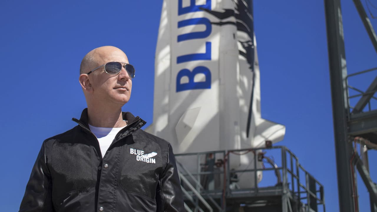 Por otro lado, Jeff Bezos 
<a href="https://www.univision.com/noticias/estados-unidos/jeff-bezos-viaja-al-espacio-amazon-nave-new-shepard-blue-origin" target="_blank">realizó su primer viaje el 20 de julio</a> acompañado por su hermano, 
<b>Mark Bezos</b>; 
<b>Mary Wallace Funk</b>, una mujer de 82 años conocida como Wally que fue una pionera en la formación de astronautas pero nunca había salido al espacio, y 
<b>Oliver Daemen, de 18 años, la persona más joven en viajar al espacio.</b>