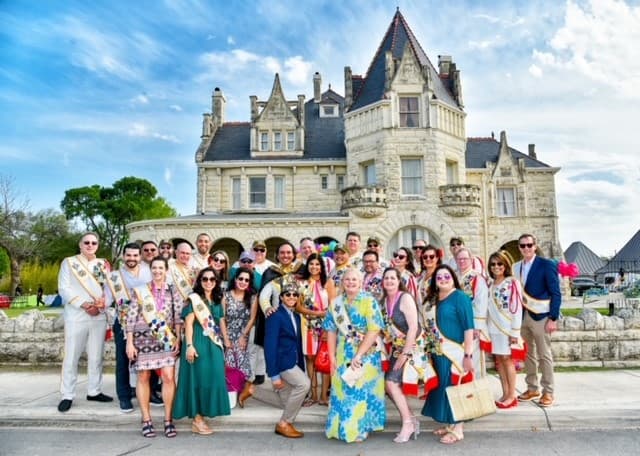 <h2 class="cms-H2-H2">Feria de las Flores</h2>
<br>
<ul>
 <li class="li1">Cuándo: 30 de abril</li>
</ul> 
<ul>
 <li class="li1">Hora: 16:00 a 19:00 horas</li>
</ul> 
<ul>
 <li class="li1">Dónde: La Quinta Inn Wyndham San Antonio</li>
</ul> 
<ul>
 <li class="li1">Qué es: Coronar a la reina de la Feria de las Flores, quien habrá recaudado la mayor cantidad de dinero para programas escolares</li>
</ul> 
<ul>
 <li class="li1">Costo: Gratis</li>
</ul>